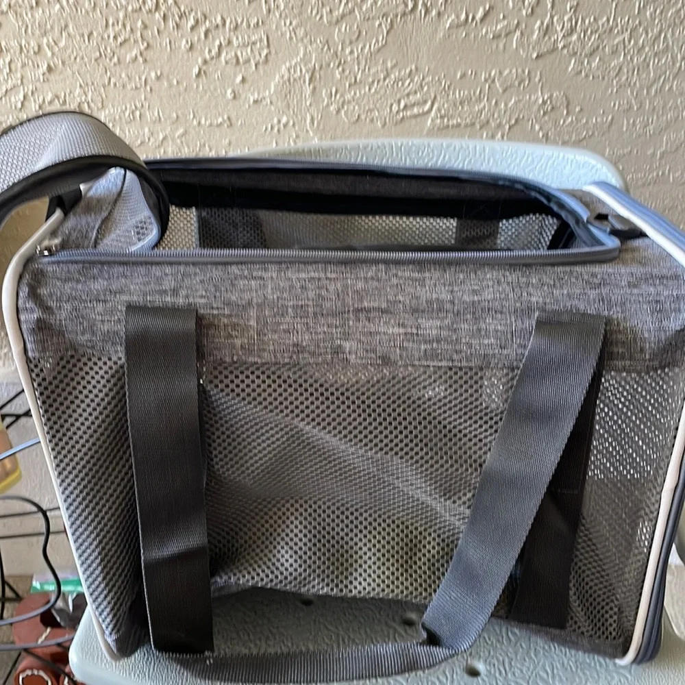 Pet carrier. Petisfam top load cat carrier for small to medium size cats.